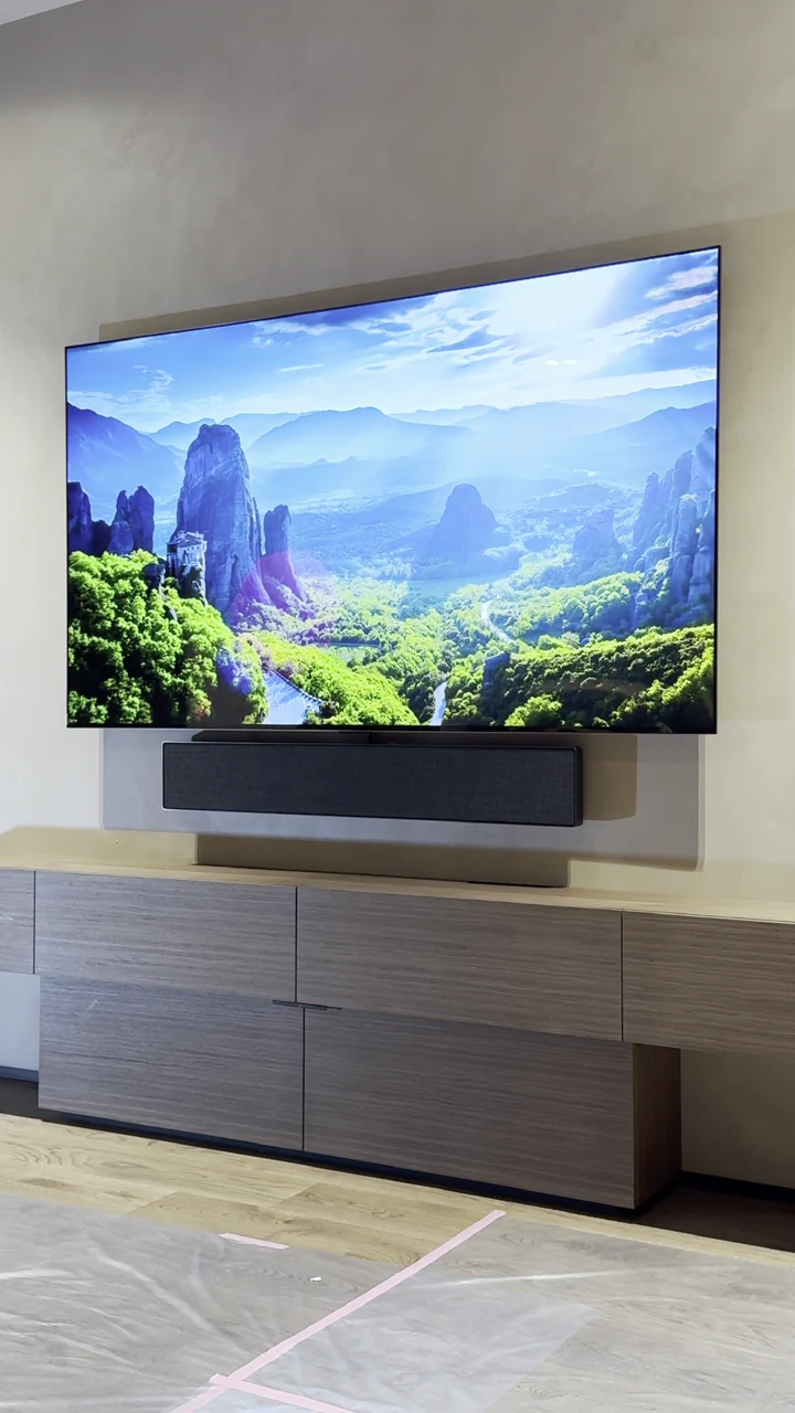 Телевизор LG и саундбар